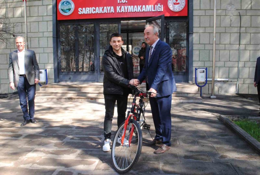 Başarılı Öğrencilere Bisiklet Hediye Edildi