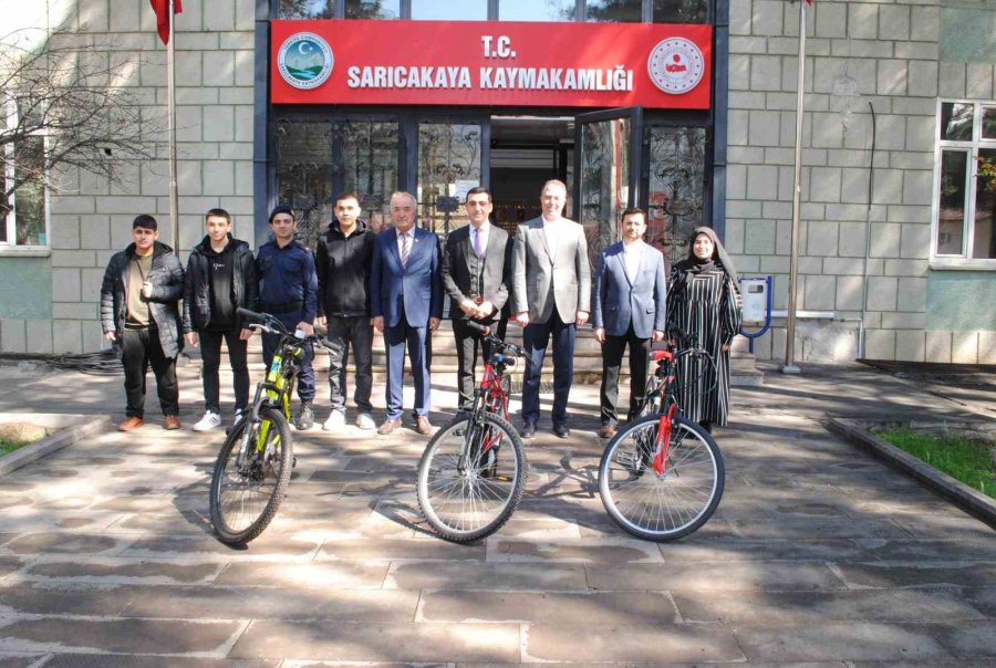 Başarılı Öğrencilere Bisiklet Hediye Edildi