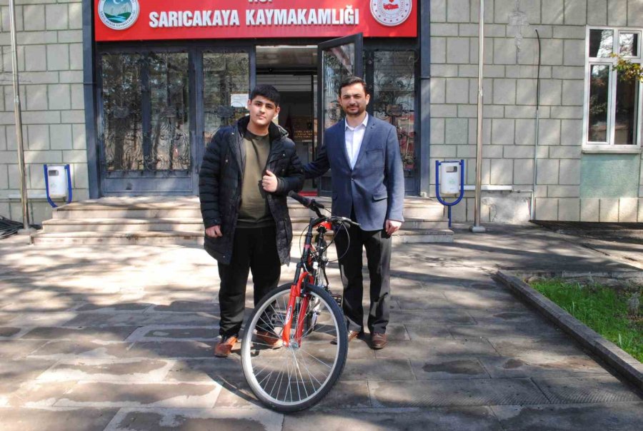 Başarılı Öğrencilere Bisiklet Hediye Edildi