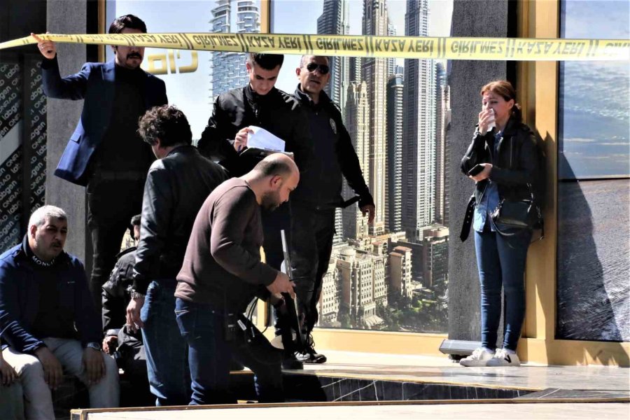 Kadın Ortağını İş Yerinde Kurşun Yağdırıp Öldürdü