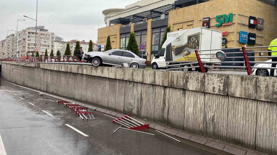 Bariyerlere Çarpan Otomobil Köprüde Asılı Kaldı: 1 Yaralı