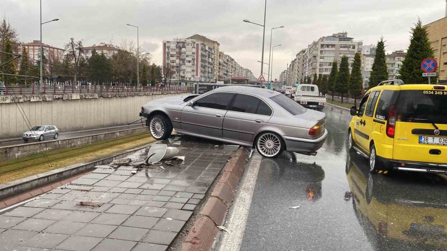 Bariyerlere Çarpan Otomobil Köprüde Asılı Kaldı: 1 Yaralı