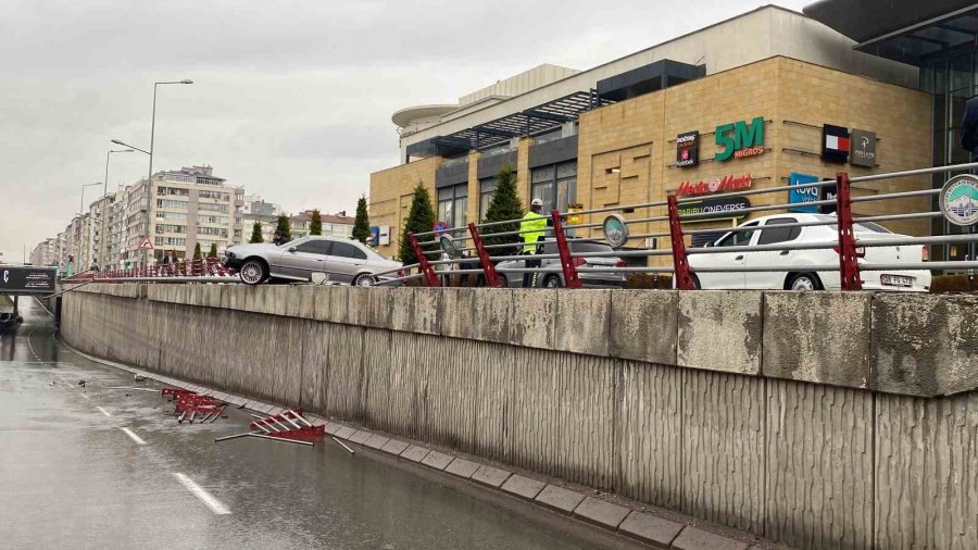 Bariyerlere Çarpan Otomobil Köprüde Asılı Kaldı: 1 Yaralı