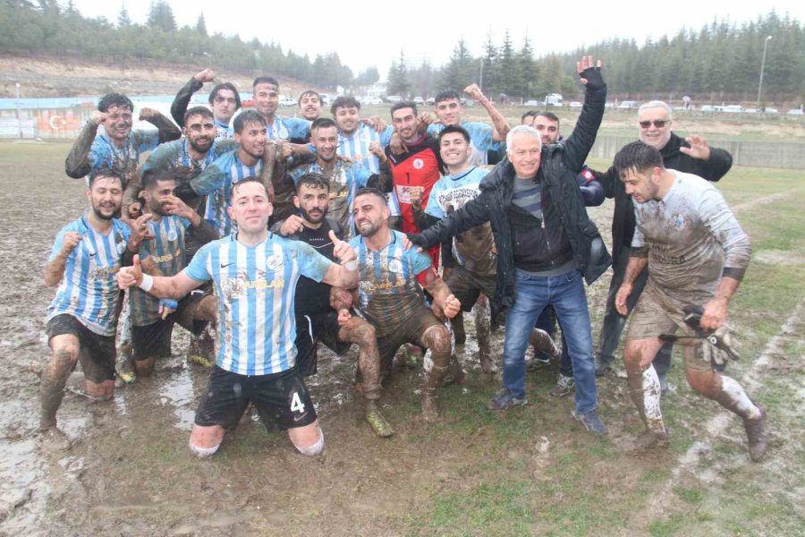 Şampiyonluğu Çamura Yatarak Kutladılar