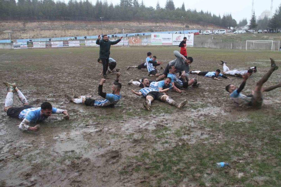 Şampiyonluğu Çamura Yatarak Kutladılar
