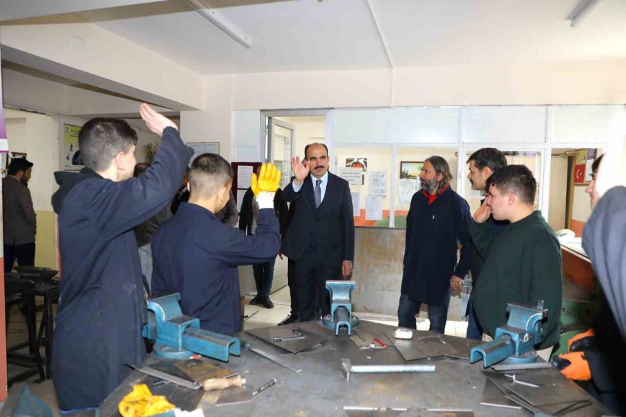 Başkan Altay, Tarihi Konya Lisesi Konferans Ve Spor Salonu İnşaatını İnceledi