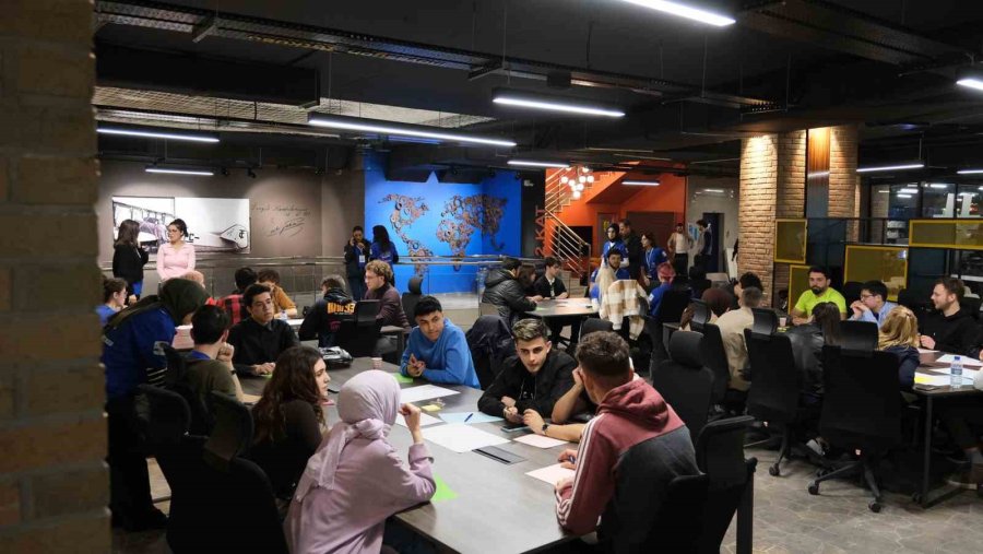 Kapsül Teknoloji Platformu 8 Ülkeden 50 Gence Girişimcilik Eğitimi Verdi
