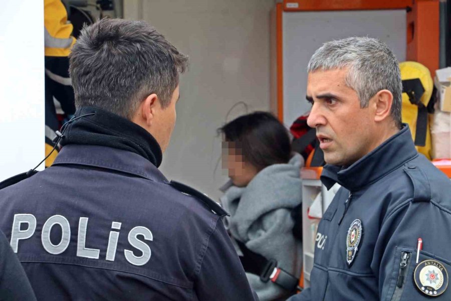 Antalya’da Sörf Tahtasıyla Açığa Sürüklenen Turistleri Deniz Polisi Kurtardı