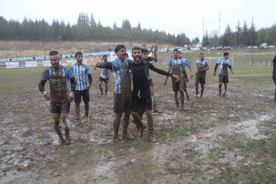 Şampiyonluğu Çamura Yatarak Kutladılar