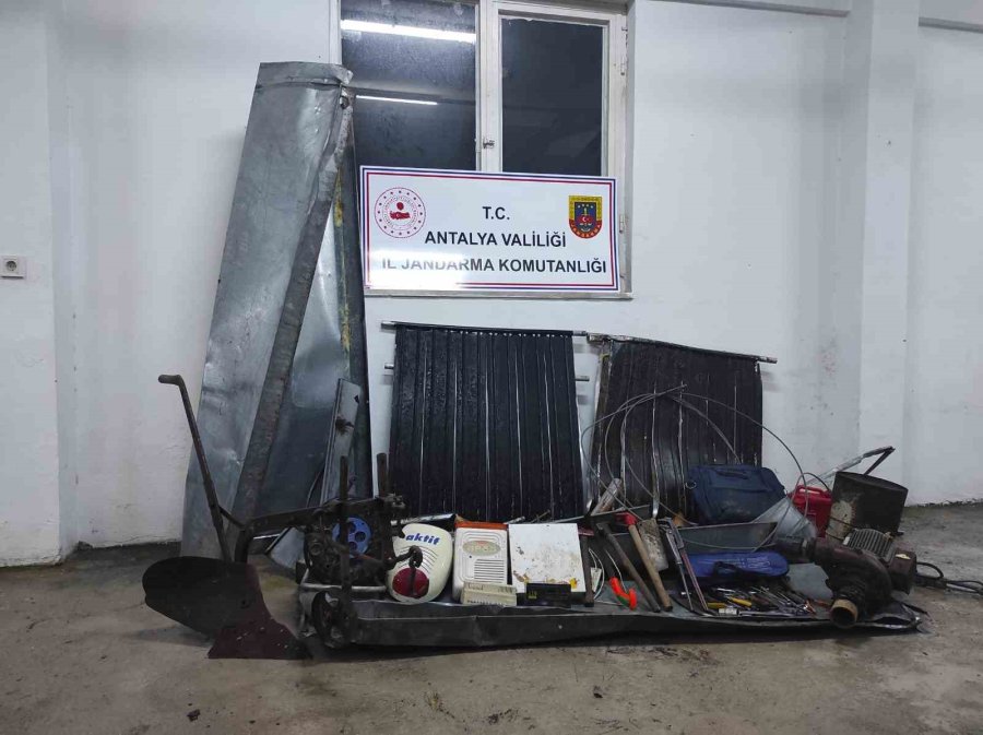 Antalya’da Evlere Girip Vatandaşların Eşyalarını Çalan Hırsızlar Yakalandı