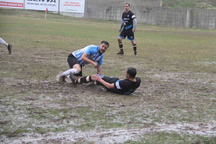 Şampiyonluğu Çamura Yatarak Kutladılar