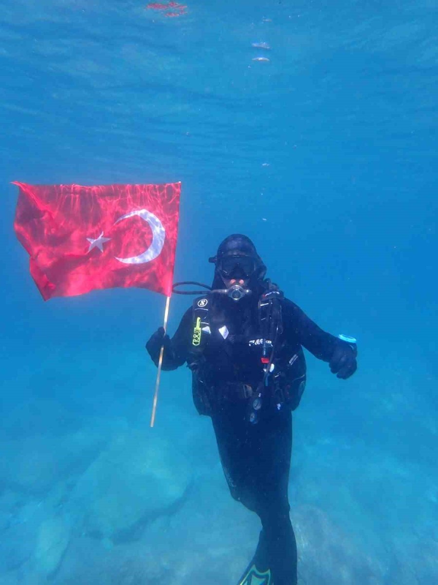 Eskişehirli Dalgıçlar 30 Metre Su Altında Çanakkale Zaferi’ni Kutladılar