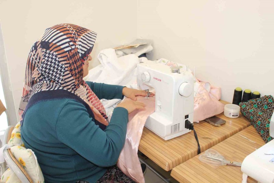 Korkuteli Dikiş Nakış Kursunda Çeyizlik Takımlar Hazırlanıyor
