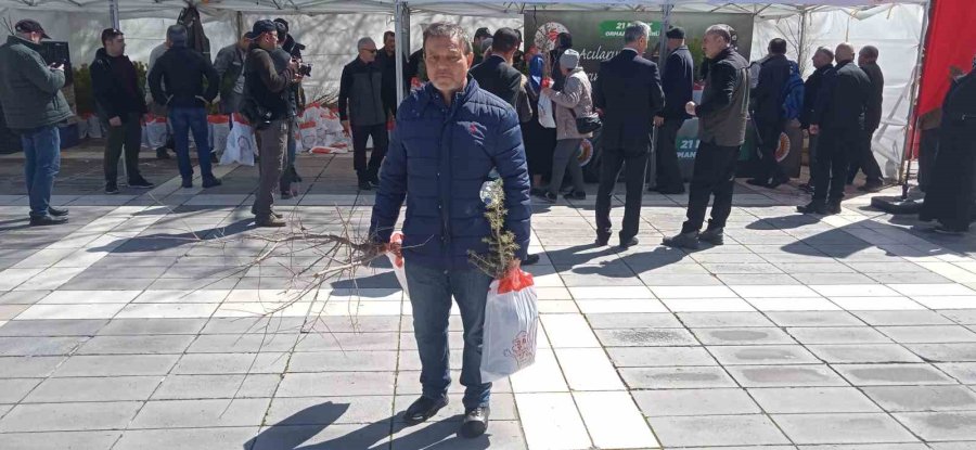 Valilikten Vatandaşlara Fidan Dağıtımı