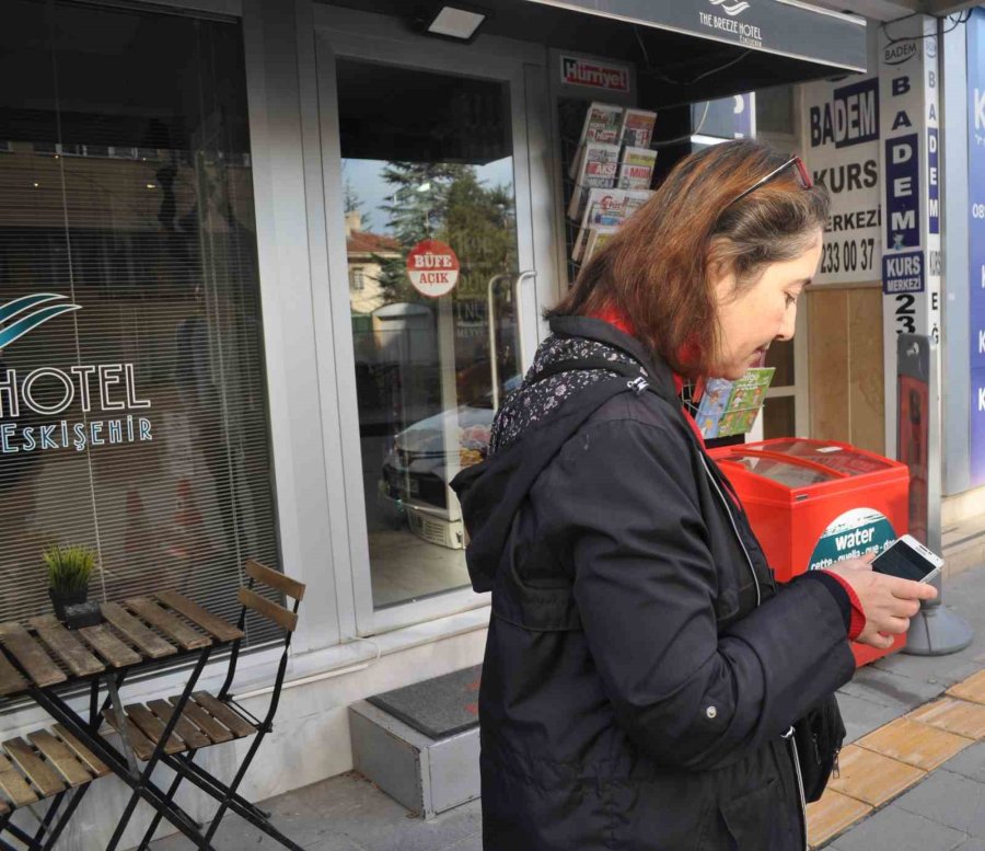 Süratli Sürücünün Çarptığı Kediye Öğrenciler Sahip Çıktı