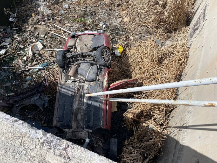 Kanala Uçan Otomobilden Burunları Kanamadan Çıktılar