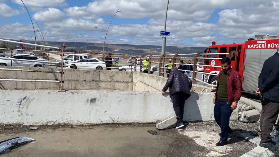Kanala Uçan Otomobilden Burunları Kanamadan Çıktılar