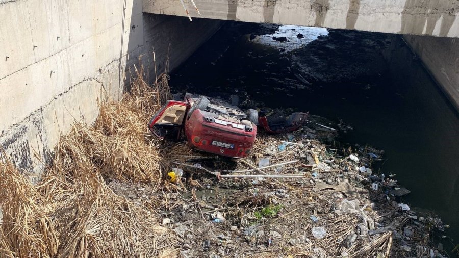 Kanala Uçan Otomobilden Burunları Kanamadan Çıktılar