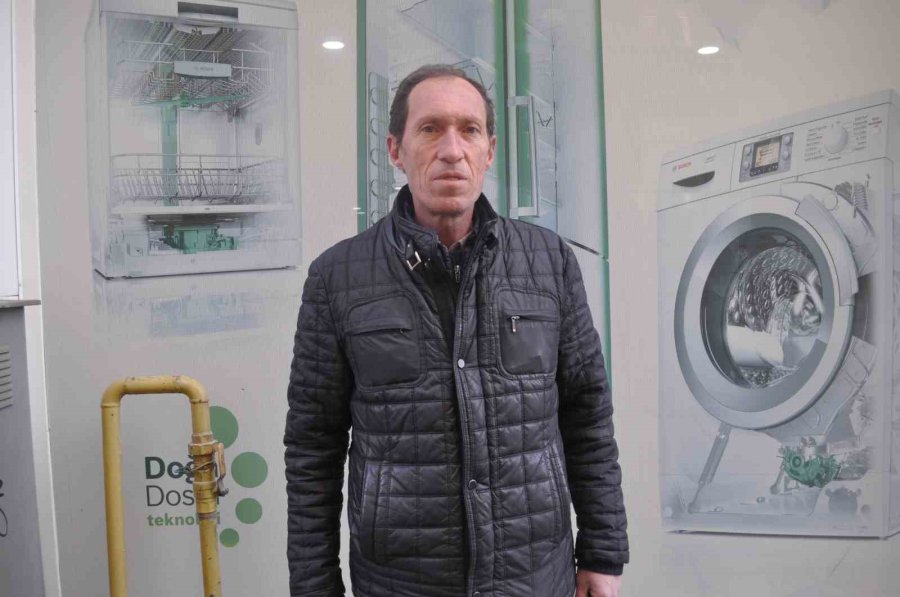 Süratli Sürücünün Çarptığı Kediye Öğrenciler Sahip Çıktı