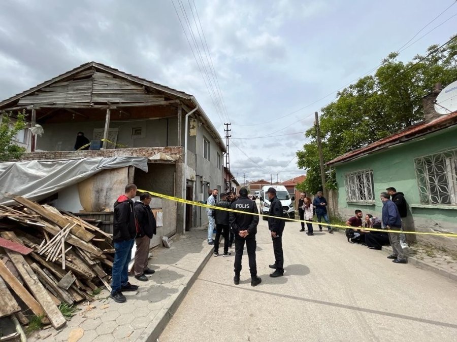 Annesini Öldüren Çocuk Ve Azmettiricilik İddiasıyla Yargılanan Babanın Davasında Erteleme Kararı