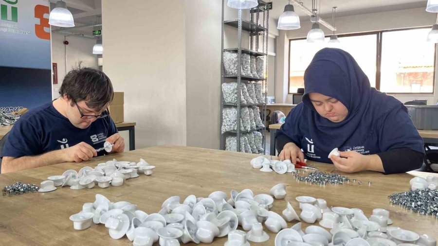 Engelliler Montaj Atölyesi Down Sendromlu Bireyleri İş Hayatına Kazandırıyor