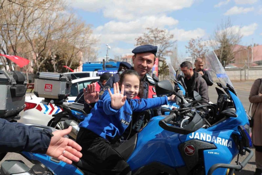 Özel Öğrenciler Jandarmada Hem Eğlendi Hem De Öğrendi