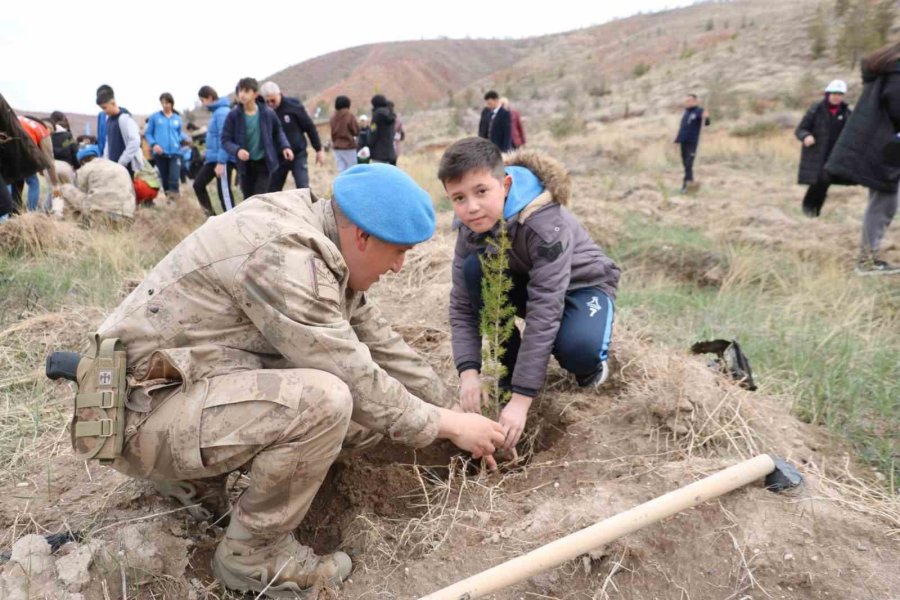Depremde Hayatını Kaybedenler Aksaray’da Fidan Dikilerek Anıldı