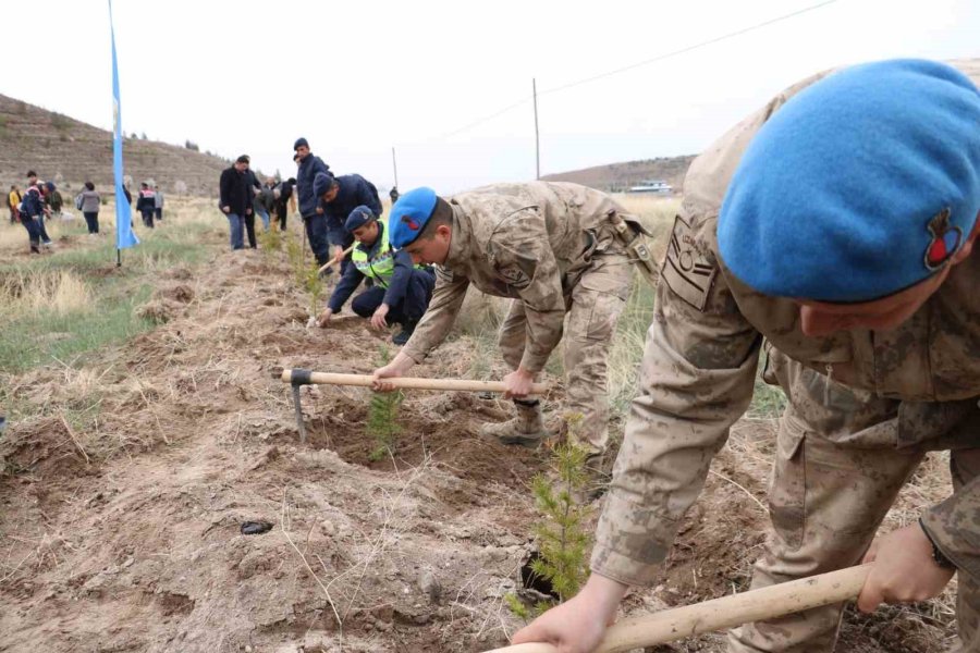 Depremde Hayatını Kaybedenler Aksaray’da Fidan Dikilerek Anıldı