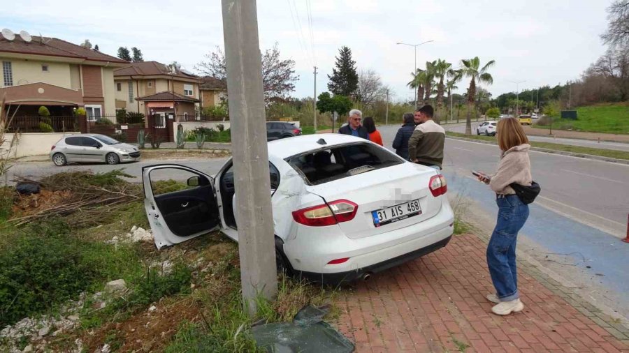 Virajı Alamayan Otomobilin Direğe Çarptı: 1 Yaralı