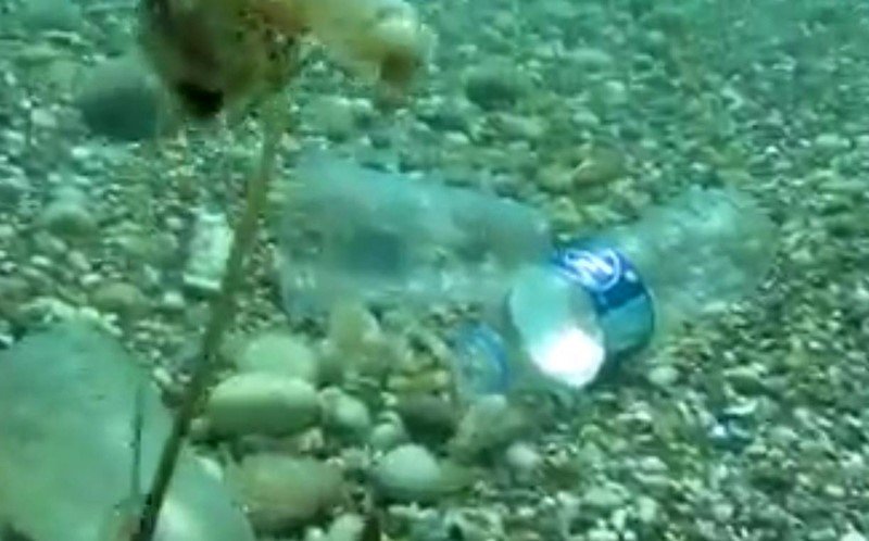 Konyaaltı’nda Denizin Dibinde Yakışmayan Görüntüler