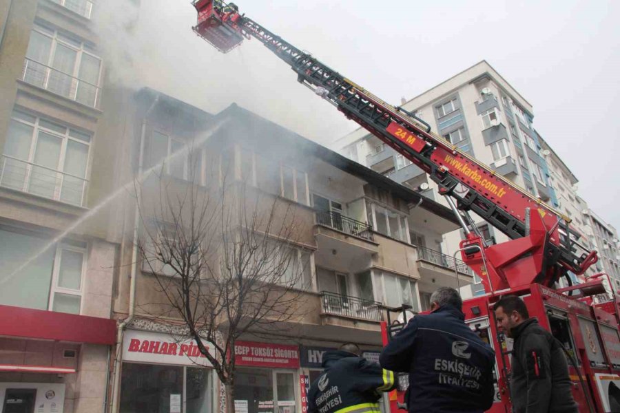Eskişehir’de 2 Katlı Binada Çıkan Yangın Paniğe Neden Oldu