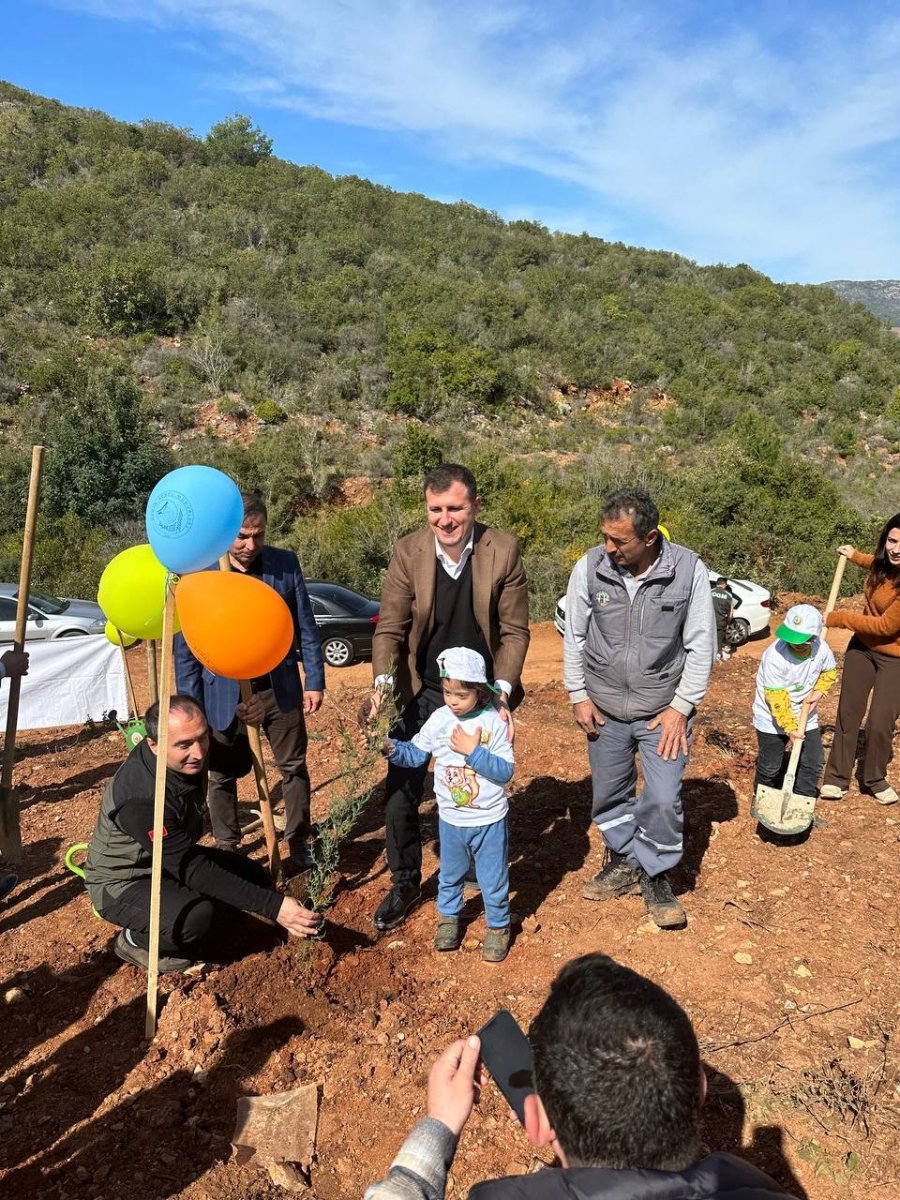 Özel Öğrenciler Depremzede Çocuklarla Fidan Dikti