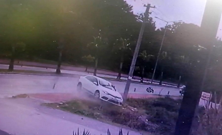 Virajı Alamayan Otomobilin Direğe Çarptı: 1 Yaralı