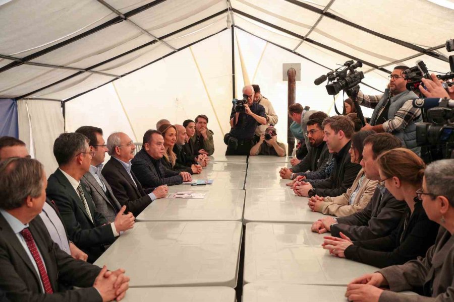 Kılıçdaroğlu, Depremzedelerle Yemek Yedi