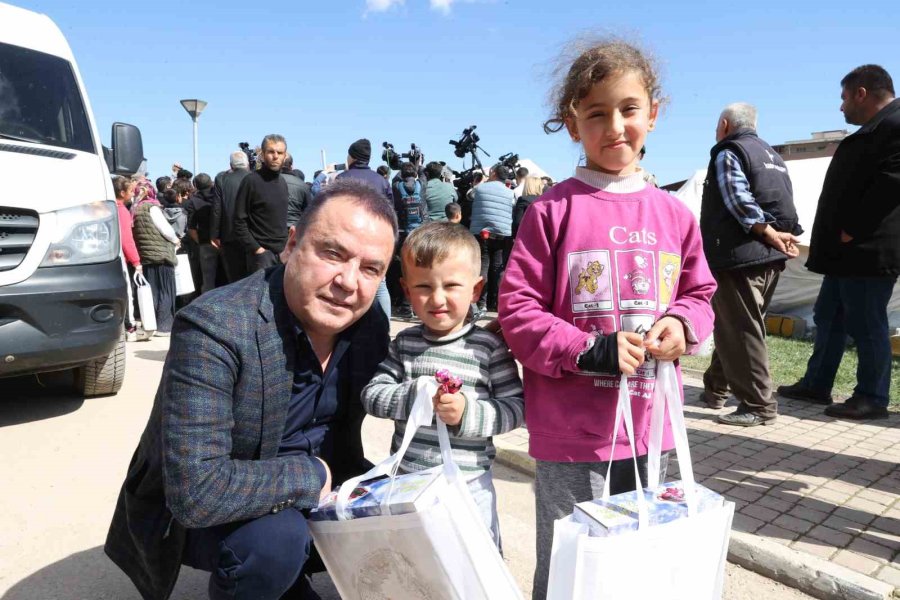 Kılıçdaroğlu, Depremzedelerle Yemek Yedi