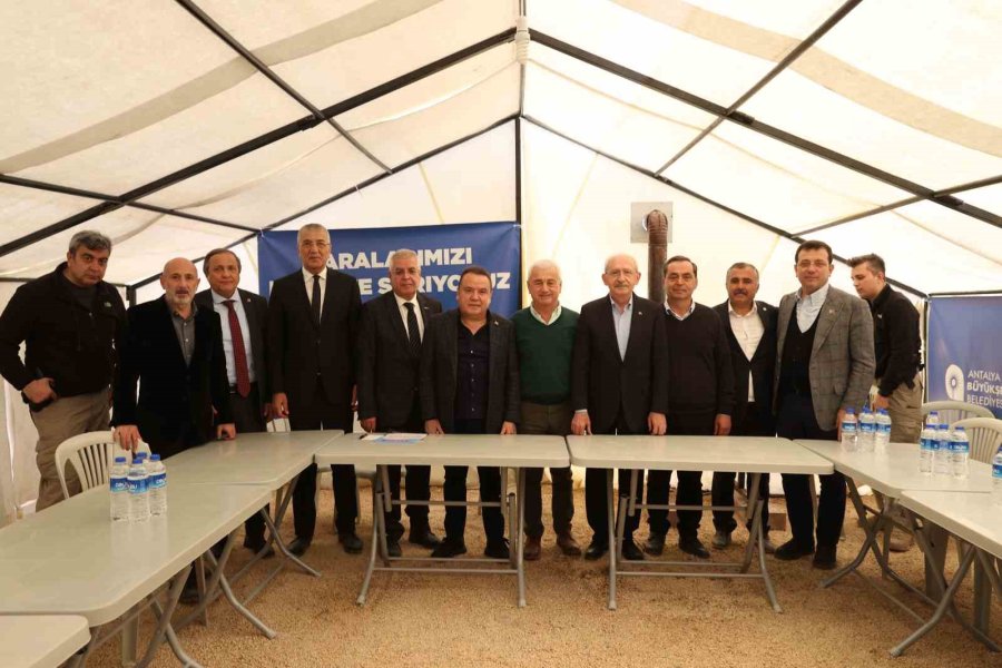 Kılıçdaroğlu, Depremzedelerle Yemek Yedi