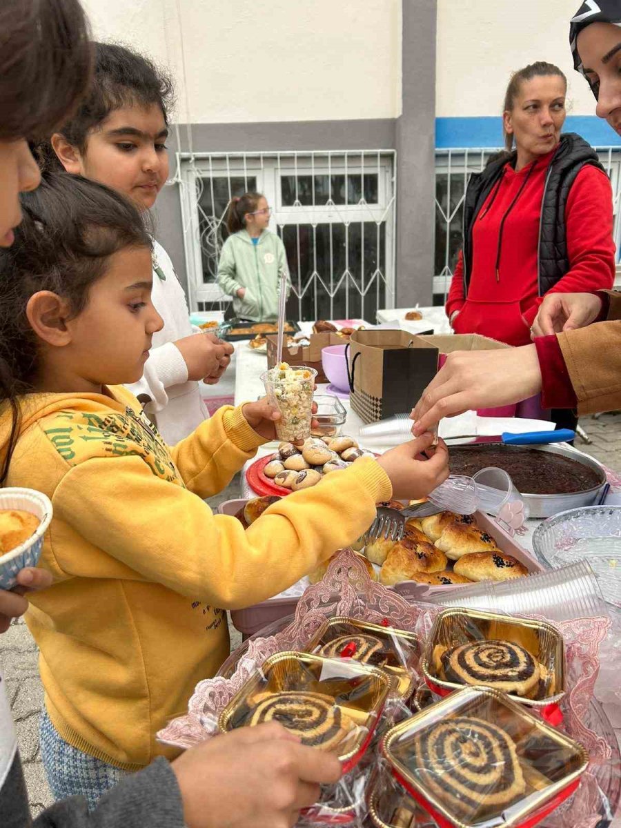 Kemer’de Depremzede Vatandaşlar İçin Hayır Panayırı