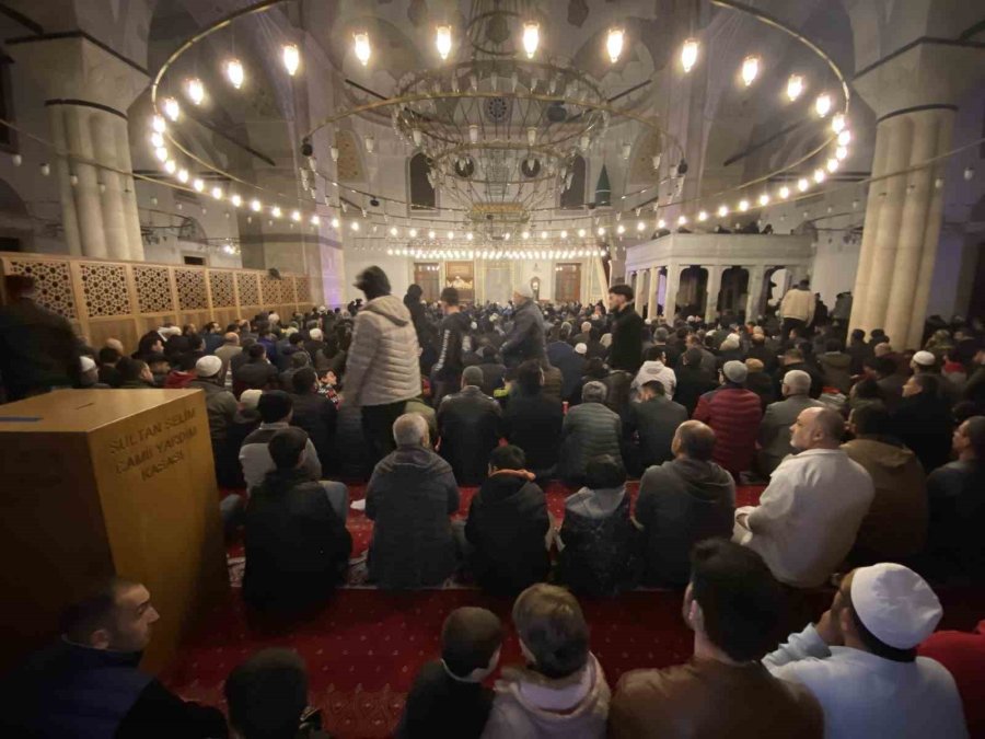 Konya’da İlk Teravih Namazında Camiler Doldu