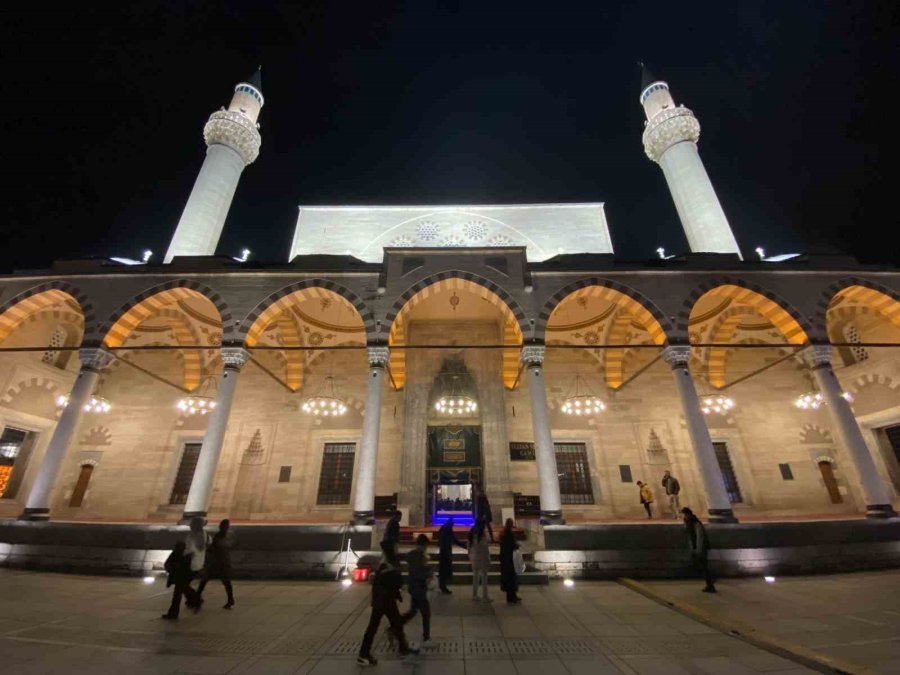 Konya’da İlk Teravih Namazında Camiler Doldu