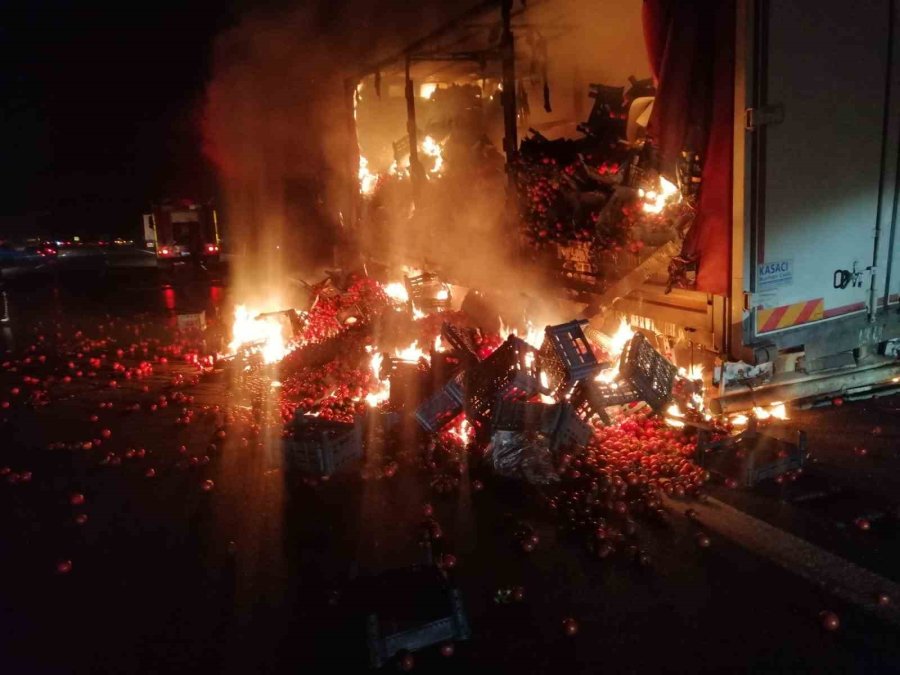 Domates Yüklü Kamyon Yandı