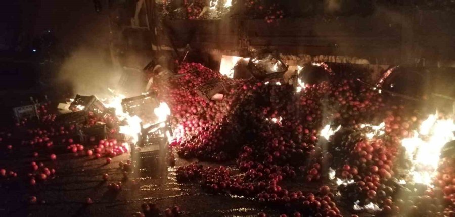 Domates Yüklü Kamyon Yandı