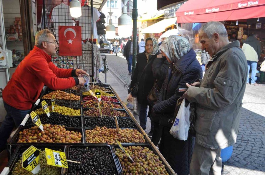 Ramazan Hazırlığı Yapan Vatandaşlar Zeytin Tezgâhlarının Önünü Doldurdu