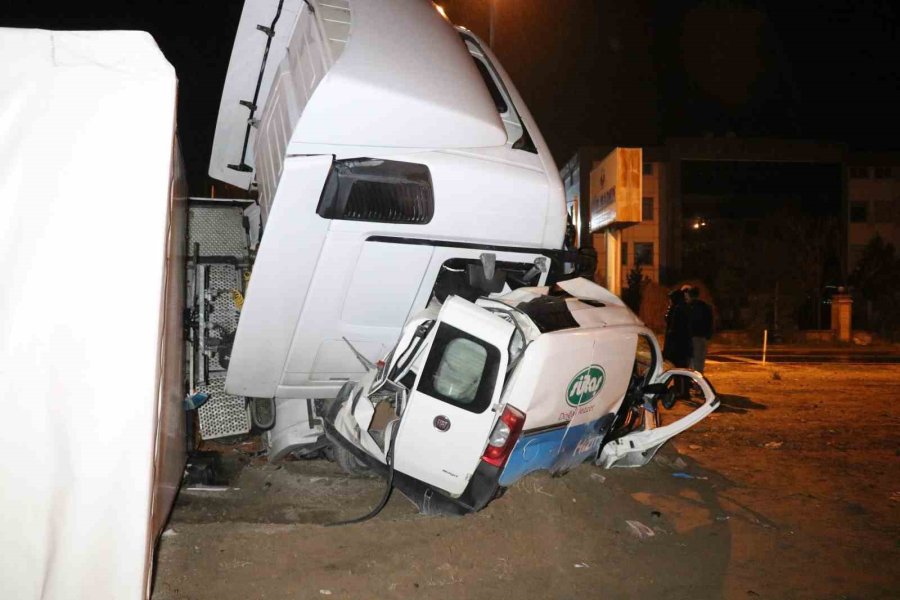 Tır Hafif Ticari Araca Çarptı: 2 Ağır Yaralı