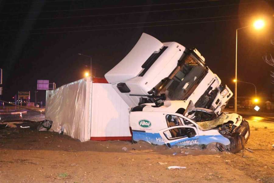 Tır Hafif Ticari Araca Çarptı: 2 Ağır Yaralı