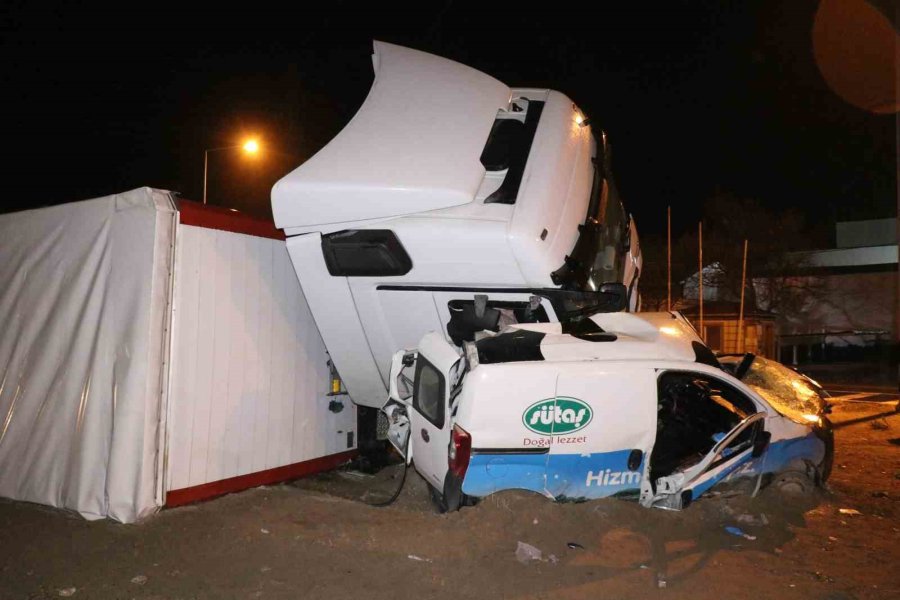 Tır Hafif Ticari Araca Çarptı: 2 Ağır Yaralı