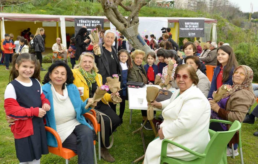 Depremde Hayatını Kaybedenler Anısına Siyah Balon Uçurdular