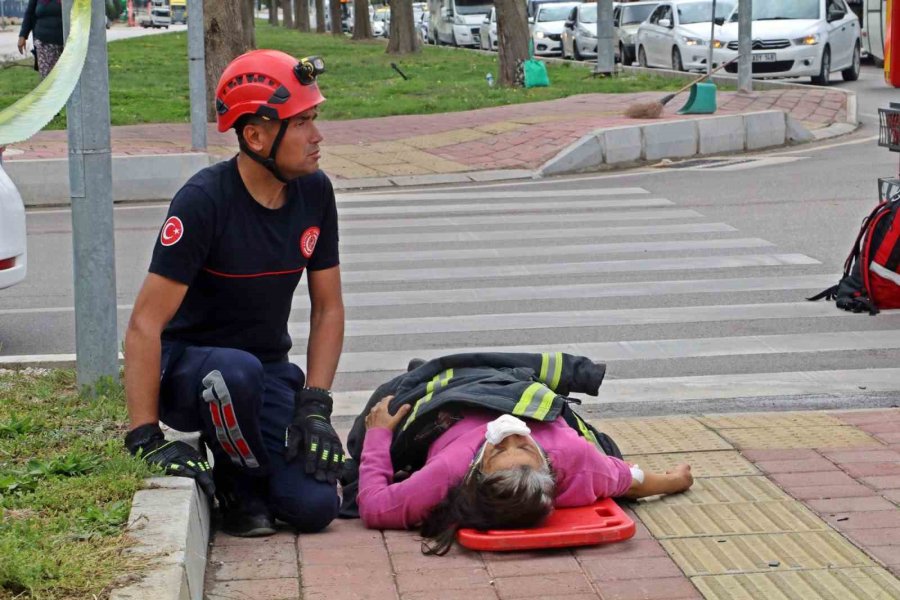 Antalya’da Lpg Yakıt Tankını Ön Koltuğa Kadar Getiren Kaza: 3 Yaralı