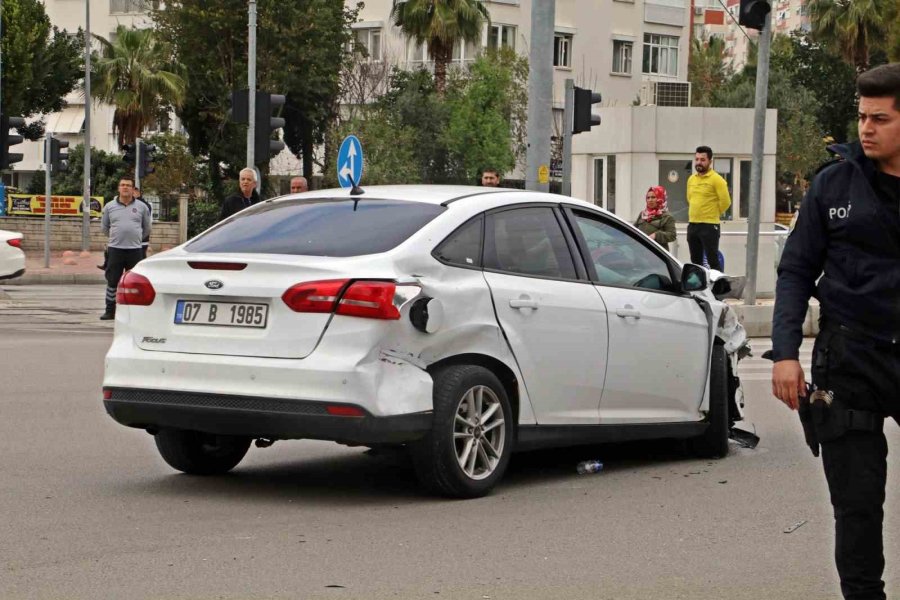 Antalya’da Lpg Yakıt Tankını Ön Koltuğa Kadar Getiren Kaza: 3 Yaralı