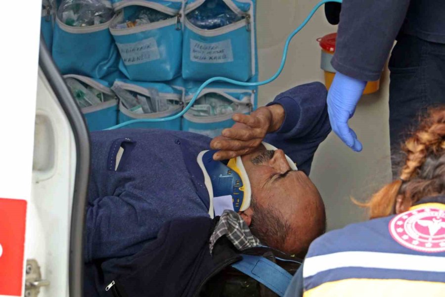 Antalya’da Lpg Yakıt Tankını Ön Koltuğa Kadar Getiren Kaza: 3 Yaralı