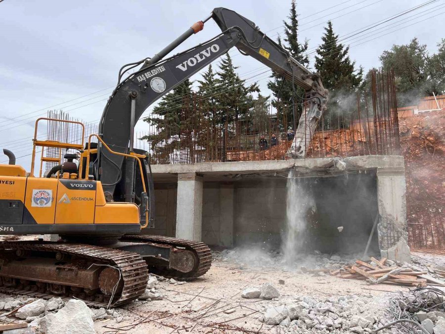 Kaş’ta Kaçak Yapı Belediye Ekipleri Tarafından Yıkıldı